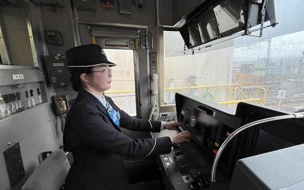 近畿日本鉄道の樋口里江さんは１日４時間の時短勤務で運転士を務める（奈良県生駒市）