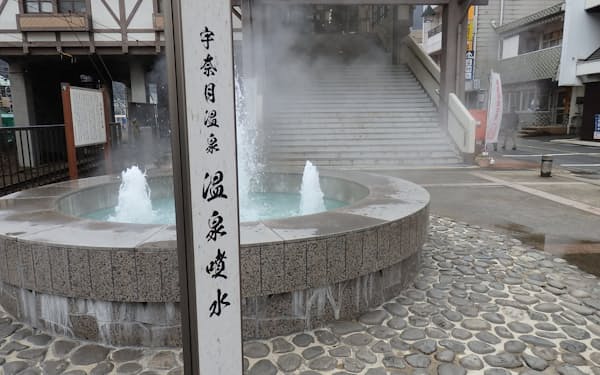 勢いよく噴き上がる「温泉噴水」。宇奈月温泉の撮影スポットになっている（富山県黒部市）