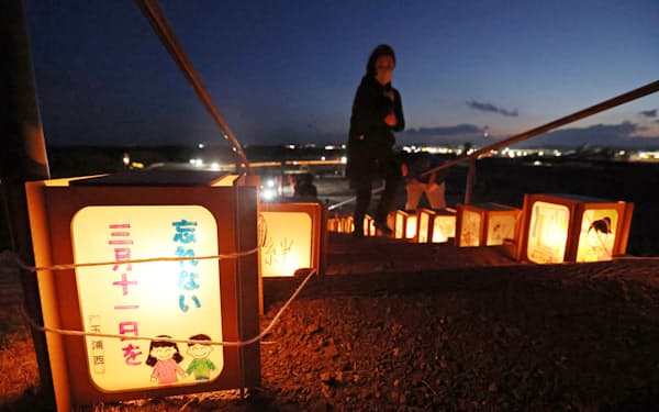 宮城県岩沼市の「千年希望の丘相野釜公園」に並ぶ、東日本大震災の犠牲者を追悼する灯籠（10日）