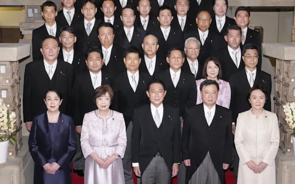 岸田首相（前列中央）と記念写真に納まる副大臣ら（2022年8月）＝共同