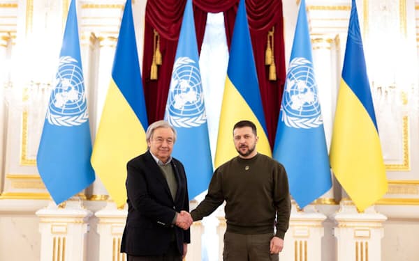 8日、ウクライナのゼレンスキー大統領（右）と握手するグテレス国連事務総長（キーウ、国連提供）＝共同