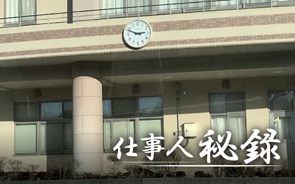 語り部バスは東日本大震災で止まった時計が残る学校だった場所などを巡る（宮城県南三陸町）