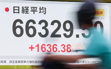 終値で6万6329円をつけ、最高値を更新した日経平均株価(29日、東京都中央区)