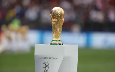 表彰式後はFIFAが回収して保管する(サッカーW杯の優勝トロフィー)