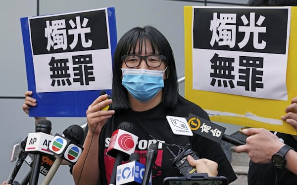 香港の裁判所は11日、民主派団体の元幹部鄒幸彤氏ら3人に対し、禁錮4月半の量刑を言い渡した＝AP