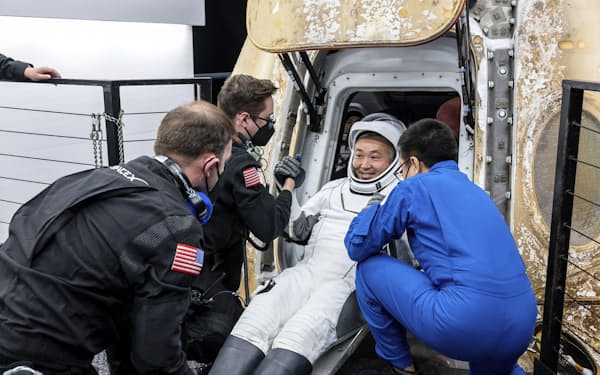 11日、米フロリダ州沖の船上で宇宙船クルードラゴンを出る若田光一さん＝NASA提供・共同