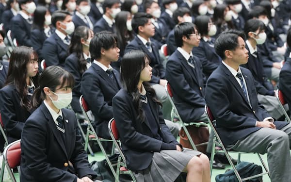 近畿大学付属高校の卒業式ではマスクを外して参加する卒業生の姿も見られた（3月1日、大阪府東大阪市）