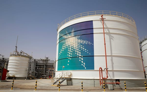 サウジアラビア東部のシャイバ油田にあるアラムコの石油施設＝ロイター