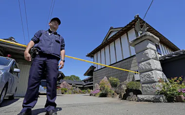 強盗殺人事件現場の住宅を警戒する警察官=17日午前9時38分、栃木県上三川町
