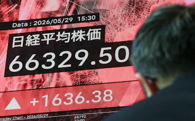 終値で6万6329円をつけ、最高値を更新した日経平均株価(29日、東京都中央区)