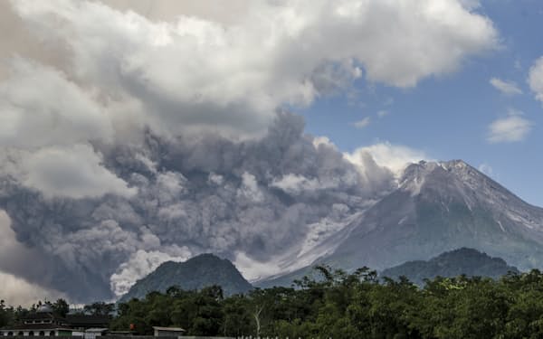 噴火するインドネシア・ジャワ島のムラピ山（11日）=ロイター