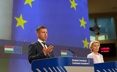 記者会見するハンガリーのマジャル首相㊧とEUのフォンデアライエン欧州委員長(29日、ブリュッセル)=AP