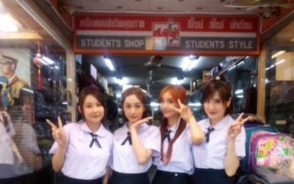 タイの学生服を着た中国人客ら(学生服専門店シーパンのFacebookページより)
                                                        