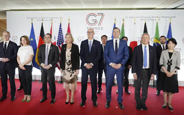 G7デジタル相会合に参加した閣僚ら、右端は堀内詔子総務副大臣(29日、パリ)