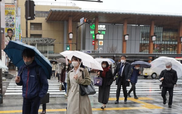 長野駅前ではまだ大半の人がマスクを着用していた（13日）