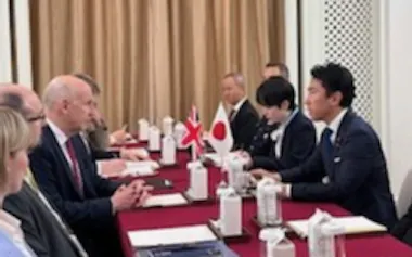 小泉進次郎防衛相(右列手前から2人目)と英国のヒーリー国防相(左列手前から3人目)(30日、シンガポール)