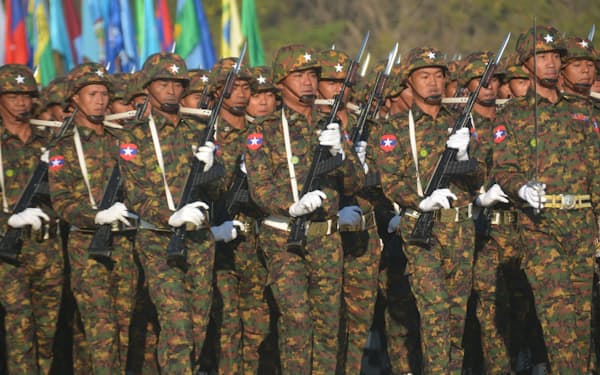独立記念日に行進するミャンマー国軍の兵士（1月、ネピドー）