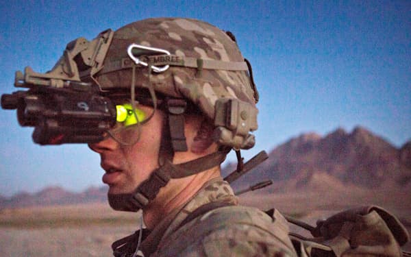 2013年、アフガニスタンで暗視装置を付けた米兵。このような装備の一部がパキスタンに流出している可能性がある=ロイター