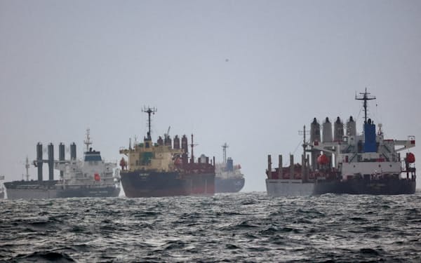 ウクライナ産の穀物を運搬する貨物船（2022年12月、イスタンブール沖）＝ロイター