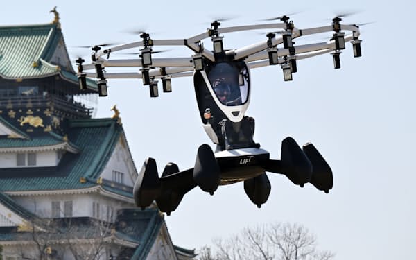 大阪城公園内で実証飛行する米リフト・エアクラフト社製の「空飛ぶクルマ」（14日、大阪市中央区）