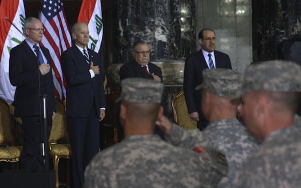 2011年、バグダッドでイラク駐留米軍の撤退式典に臨む当時のバイデン米副大統領（左から２人目）＝ロイター