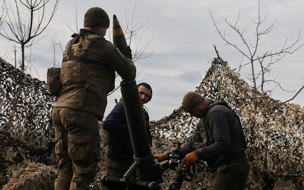 ウクライナ東部ドネツク州バフムトの郊外で攻撃の準備をするウクライナ兵＝ロイター