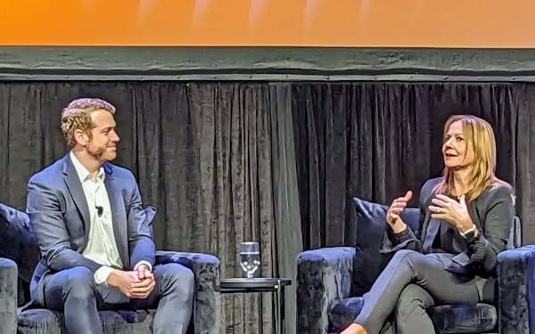 事業戦略を説明する米ゼネラル・モーターズ（GM）のメアリー・バーラCEO（右）と米GMクルーズのカイル・ボークトCEO（14日、米テキサス州オースティン市）
