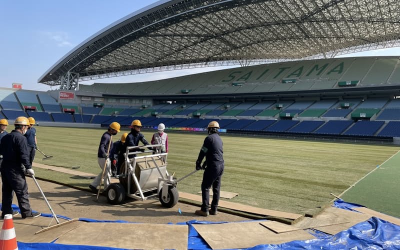 埼玉スタジアムで芝の全面張り替えをする作業員（3月10日、さいたま市）
