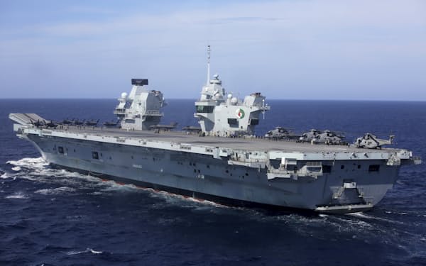 英国は核抑止と潜水艦開発計画への30億ポンドを含め、今後２年間で国防費を50億ポンド増やす（21年5月、NATOの共同訓練に参加した英海軍の空母クイーン・エリザベス）＝AP