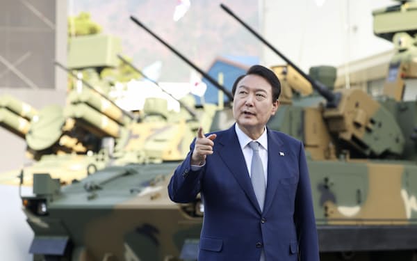 兵器を製造する企業を視察する韓国の尹錫悦大統領（2022年11月）＝大統領府提供・共同