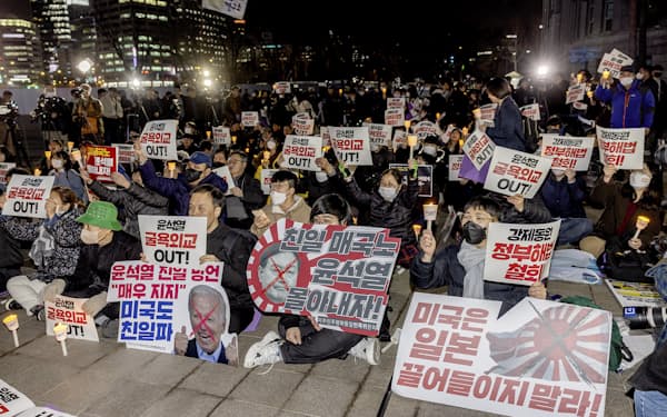 韓国政府が発表した元徴用工問題の解決策に反対する市民団体ら（6日、ソウル）