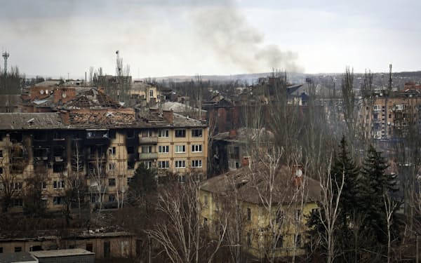 15日、ロシア軍との戦闘が続くウクライナ東部ドネツク州バフムトの様子＝ＡＰ