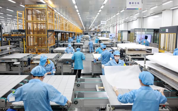 中国は太陽光パネルの生産で大きなシェアを握る＝ロイター