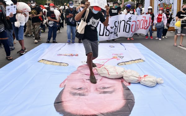 2021年、バンコクでプラユット首相の辞任を求めるデモ参加者ら＝ロイター