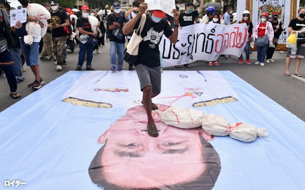 2021年、バンコクでプラユット首相の辞任を求めるデモ参加者ら=ロイター