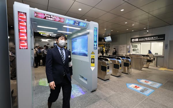 報道陣に公開されたJR大阪駅うめきた地下口の顔認証改札機（16日午前）