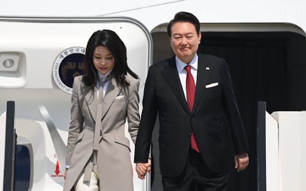 羽田空港に到着した韓国の尹大統領㊨（16日）
