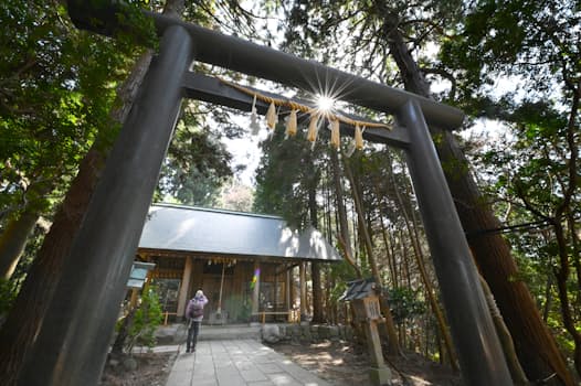 楠木正成が築いた千早城跡に立つ千早神社。深い木々に囲まれ、静寂な空気が流れる