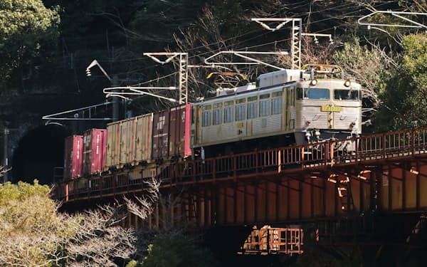 日豊本線の山間部を走る貨物列車（大分県佐伯市）