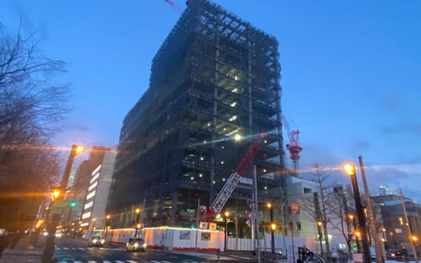 ＮＴＴ都市開発が発注した建設中の複合ビル(16日、札幌市）