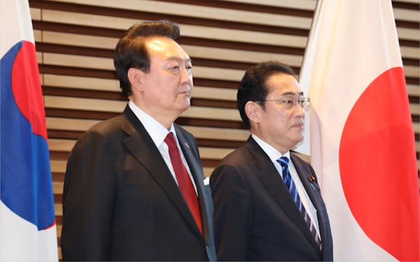 儀仗隊の栄誉礼を受ける韓国の尹錫悦大統領㊧。右は岸田首相(16日、首相官邸)