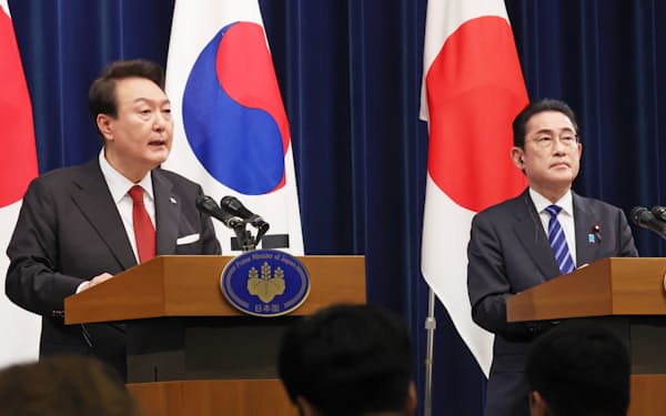 韓国の尹錫悦大統領㊧と並んで共同記者発表する岸田首相（16日、首相官邸）