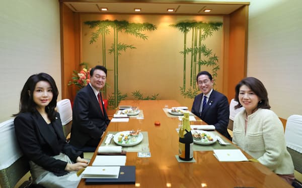 日韓両首脳は東京・銀座の日本料理店「吉澤」で夕食を共にした（内閣広報室提供）