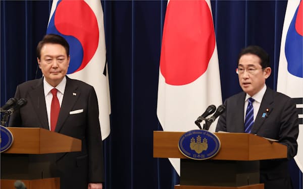 韓国の尹錫悦大統領（左）と並んで共同記者会見する岸田首相（16日、首相官邸）