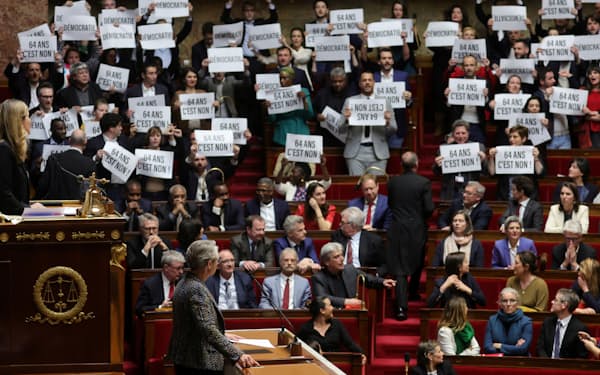 年金改革法案に反対する野党議員（16日、パリ）＝ロイター