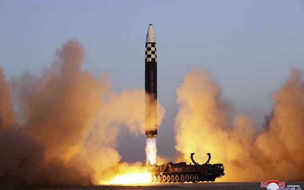 16日、平壌国際空港から発射される大陸間弾道ミサイル「火星17」＝朝鮮中央通信・共同