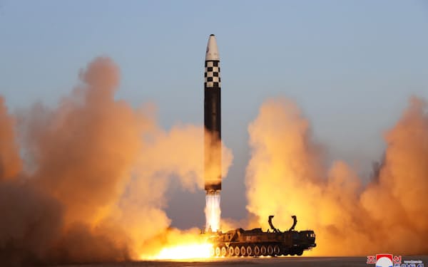 16日、平壌国際空港から発射される大陸間弾道ミサイル「火星17」＝朝鮮通信