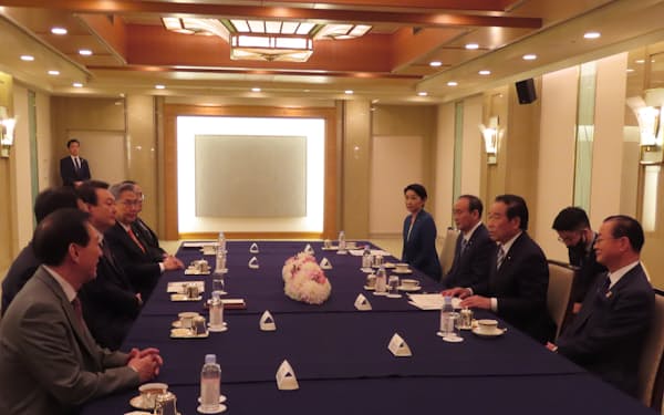 韓国の尹大統領と会談する日韓議連次期会長の菅義偉前首相(右から4人目)ら(17日、都内)=日韓議員連盟事務局提供