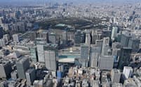 都市部の商業地で地価の上昇が目立つ（写真手前は東京駅、奥は皇居）