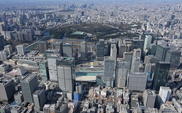 都市部の商業地で地価の上昇が目立つ（写真手前は東京駅、奥は皇居）